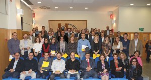 El profesor José Antonio Cavero en el centro de la imagen del grupo de premiados